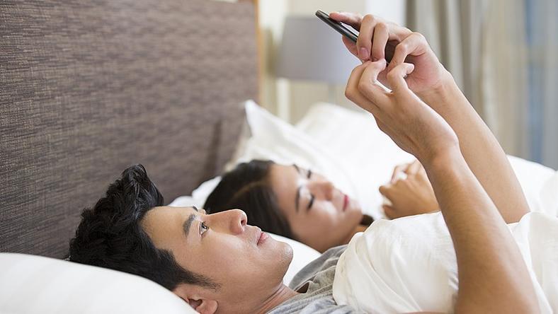 今晚,有多少男人去买药了?